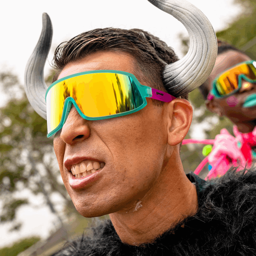 Goodrsalva un toro, monta un payaso de rodeo 28DP0L133